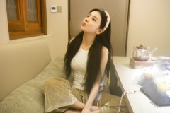 新的照片~LPL女解说Rita晒照：耶 新手机壳